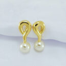 Brinco base lisa com pérolas