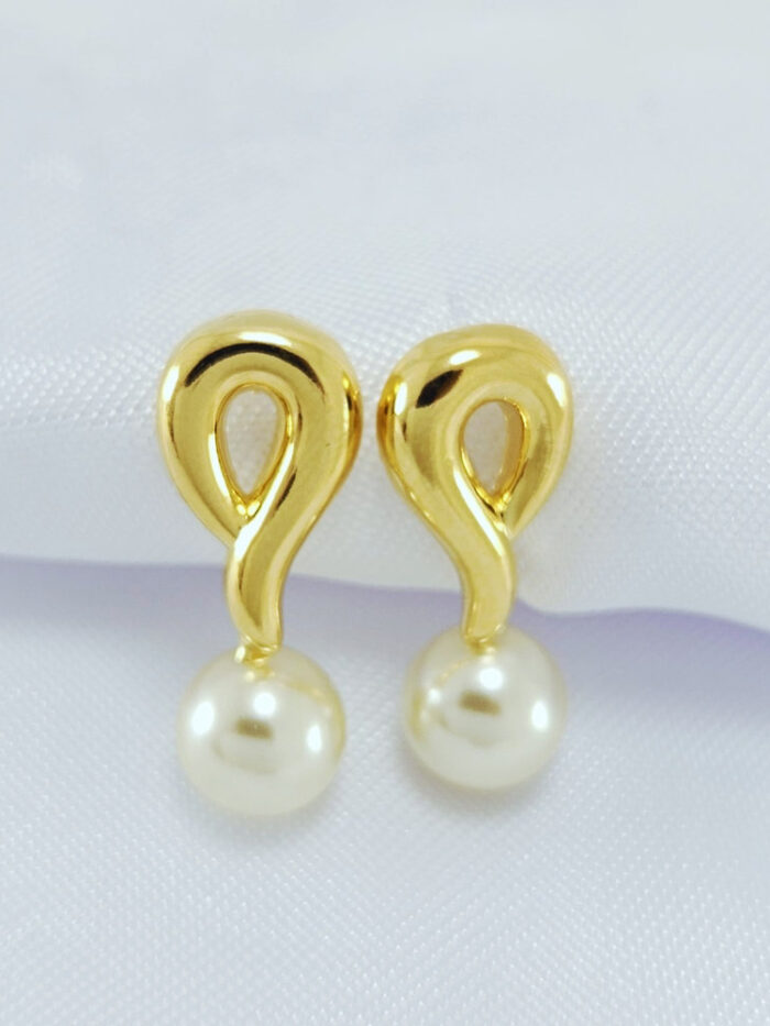 Brinco base lisa com pérolas