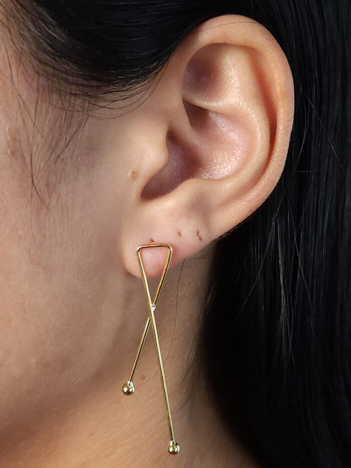 Brinco fio liso cruzado