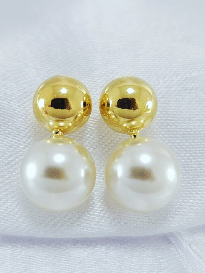 Brinco bola lisa com pérola