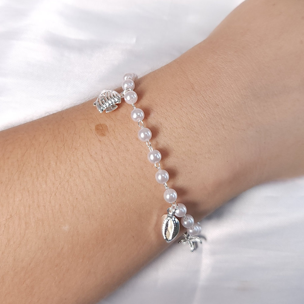 Pulseira pérolas com pêndulos peixe concha e estrela-do-mar