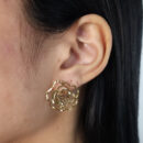 Brinco rosa detalhe vazado