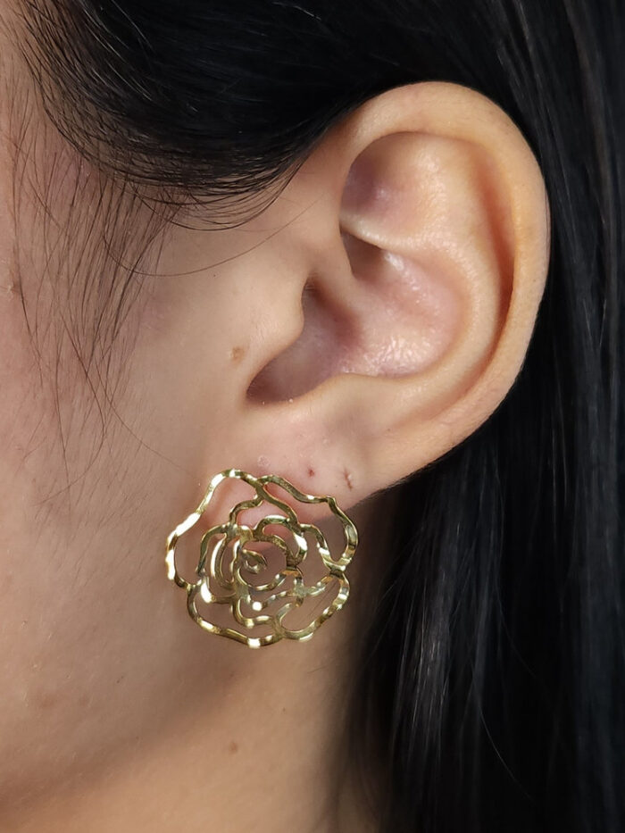 Brinco rosa detalhe vazado