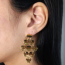 Brinco triângular detalhe flores chapeadas