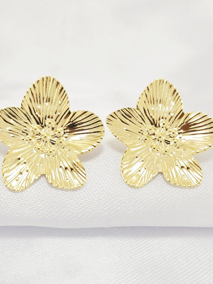 Brinco flor martelado