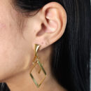 Brinco base triangular duplo vazado