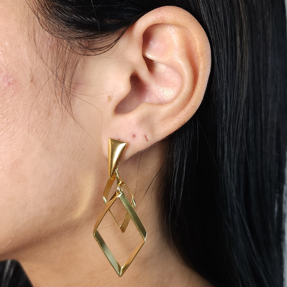 Brinco base triangular duplo vazado