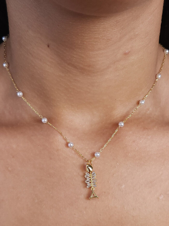 Gargantilha choker pérolas com pingente peixe