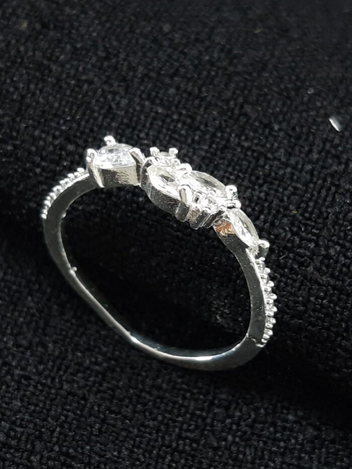 Anel pedras cristais detalhe cravejado