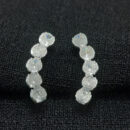 Brinco curvado com pedras cristal