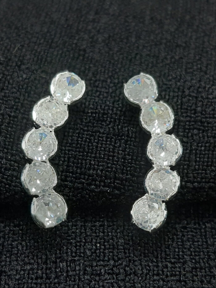 Brinco curvado com pedras cristal