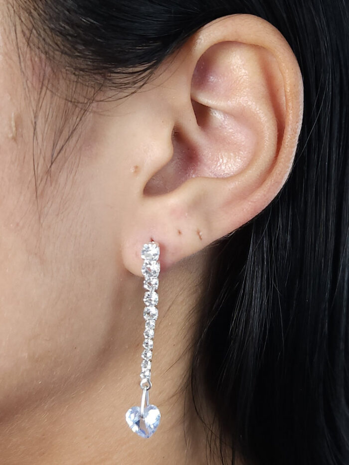 Brinco fio rivieira com coração cristal