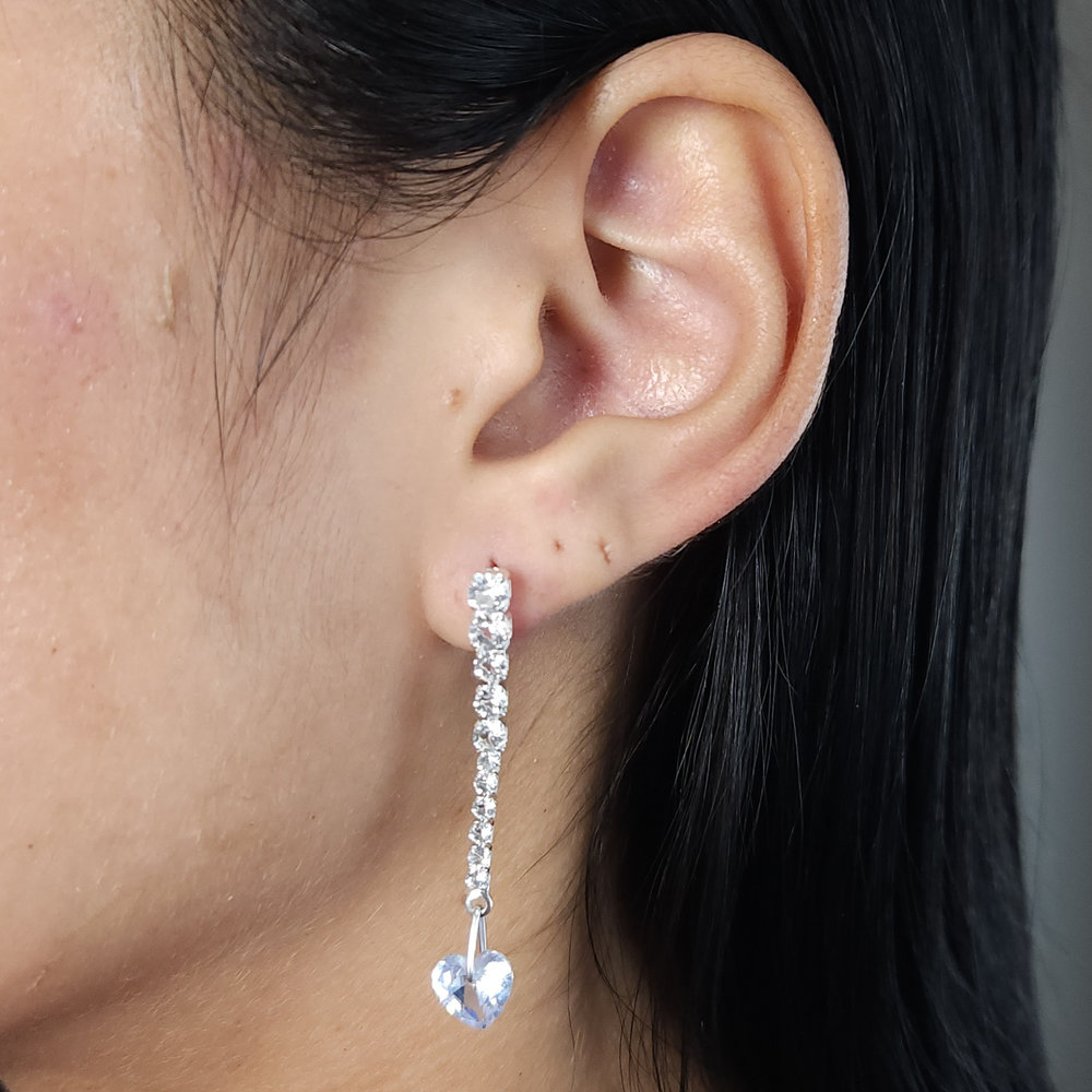 Brinco fio rivieira com coração cristal