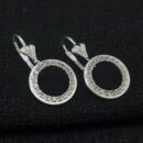 Brinco gancho detalhe concha círculo vazado