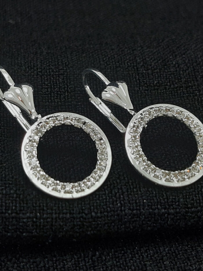 Brinco gancho detalhe concha círculo vazado