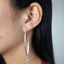 Brinco modelo oval aberto com pêndulo gota de cristal