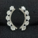 Brinco fio curvado cravejado com pedras navete