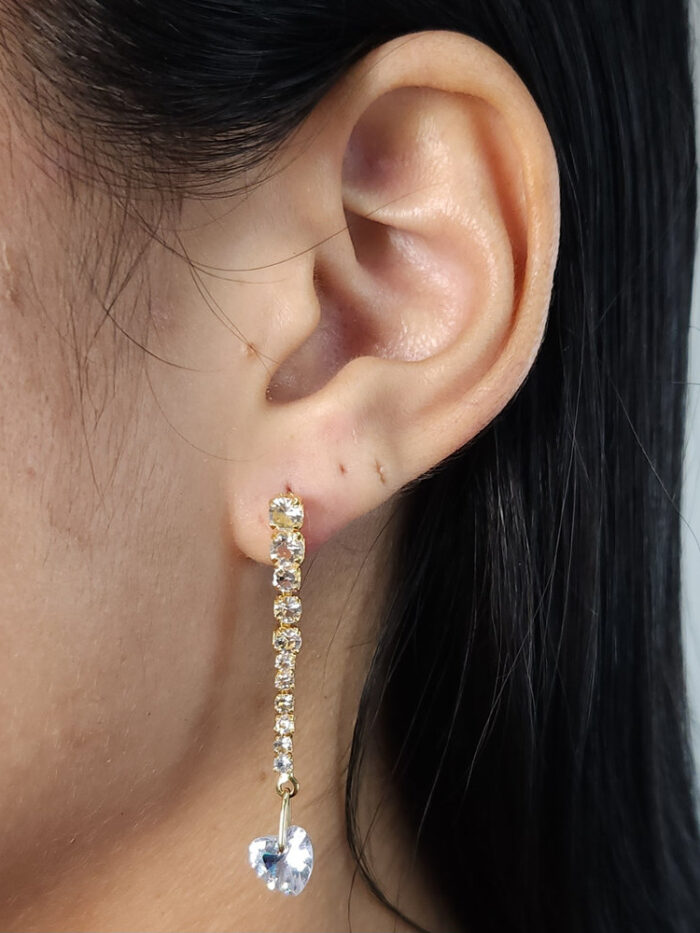 Brinco riviera com detalhe em coração cristal