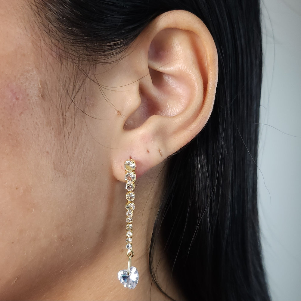 Brinco riviera com detalhe em coração cristal