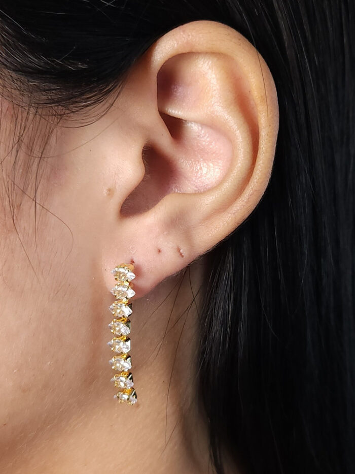 Brinco fio riviera pedra navete