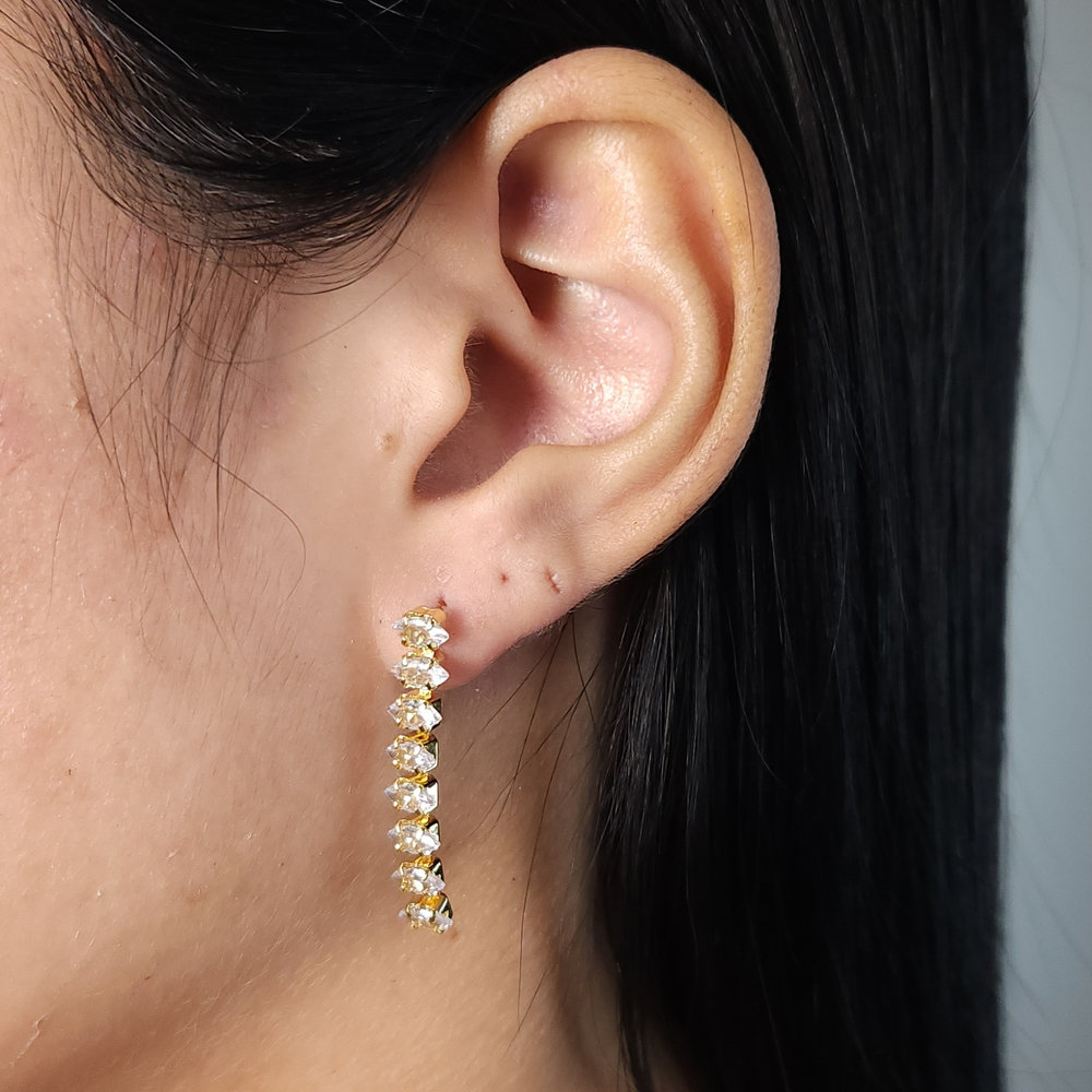 Brinco fio riviera pedra navete