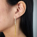 Brinco base pedra baguete com fios veneziana