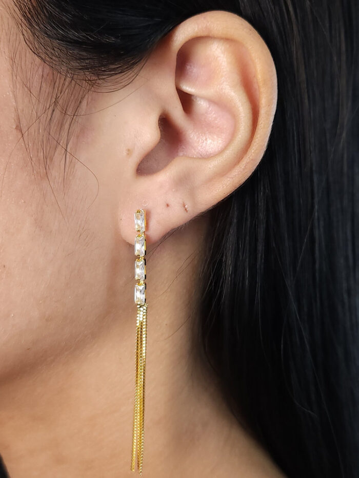 Brinco base pedra baguete com fios veneziana