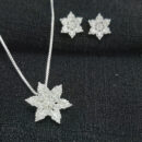 Conjunto flor cravejada prateada