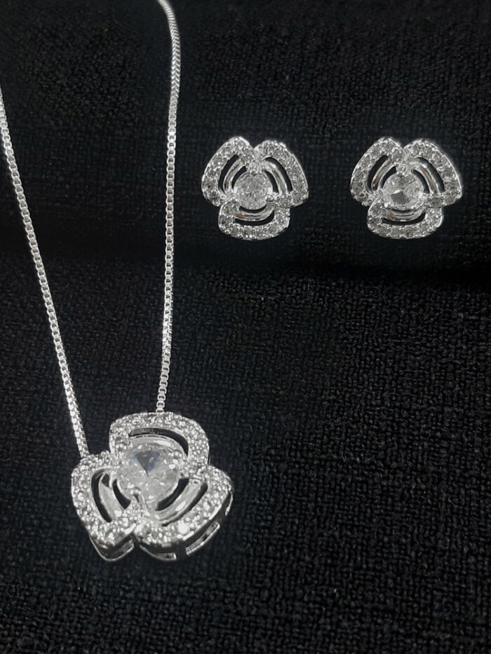 Conjunto estilo flor cravejado vazado