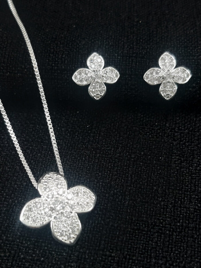 Conjunto trevo estilo cravejado