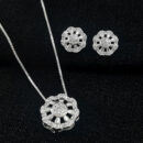 Conjunto flor vazada base cravejada