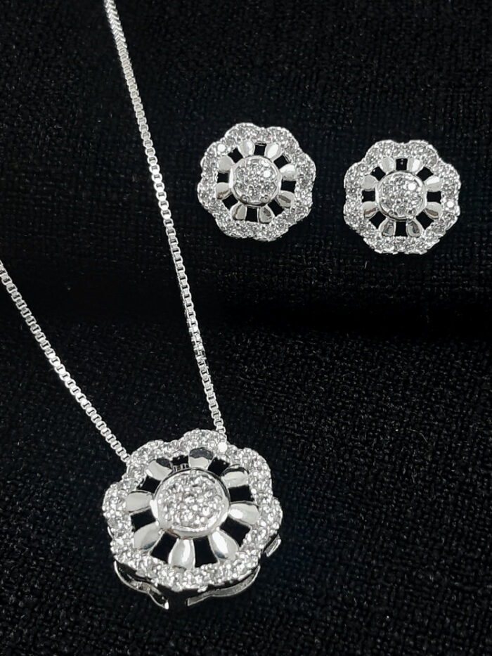 Conjunto flor vazada base cravejada