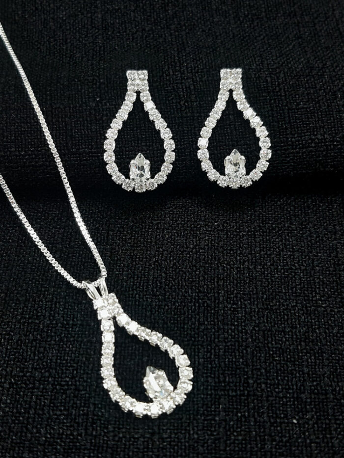 Conjunto gota cravejada detalhe ponto de luz