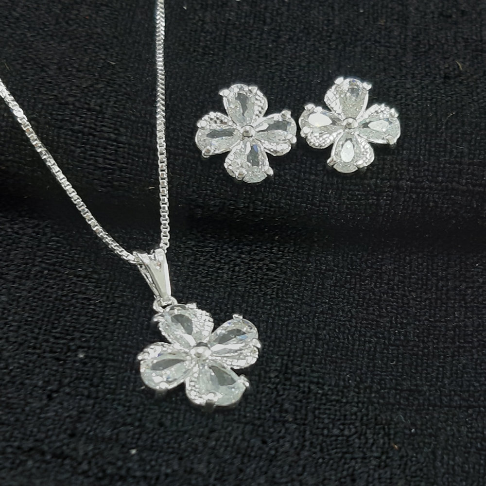 Conjunto trevo detalhado cristal