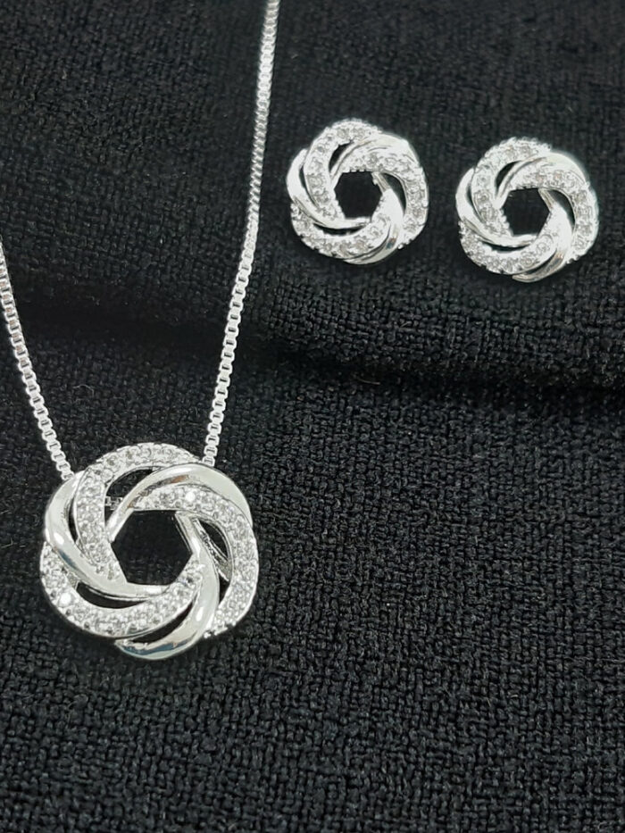 Conjunto fios entrelaçados cravejado e liso