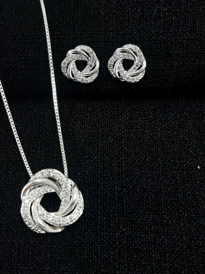 Conjunto modelo entrelaçados com fio liso e cravejado