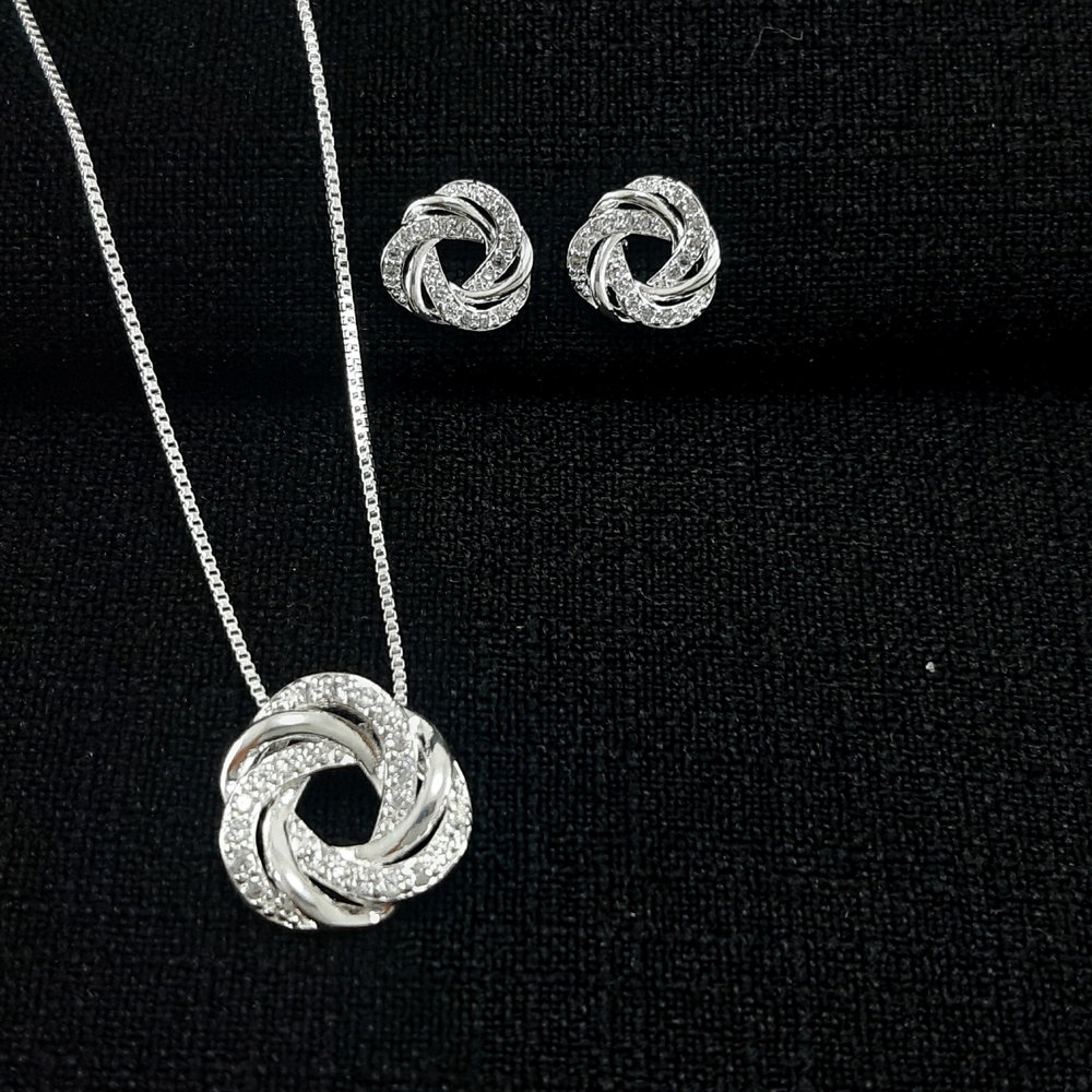 Conjunto modelo entrelaçados com fio liso e cravejado