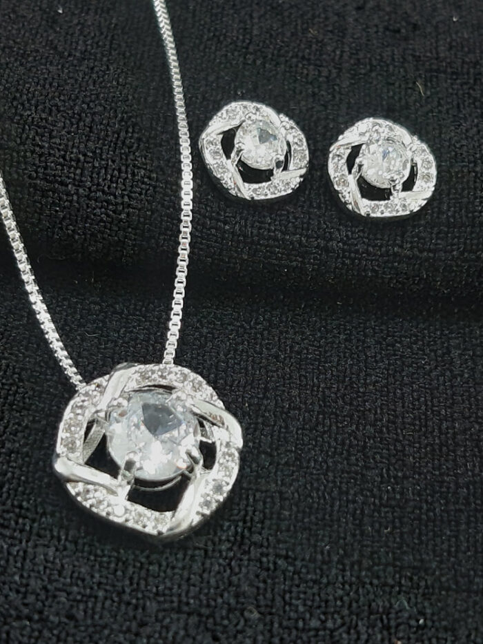 Conjunto pedra de cristal borda entrelaçada