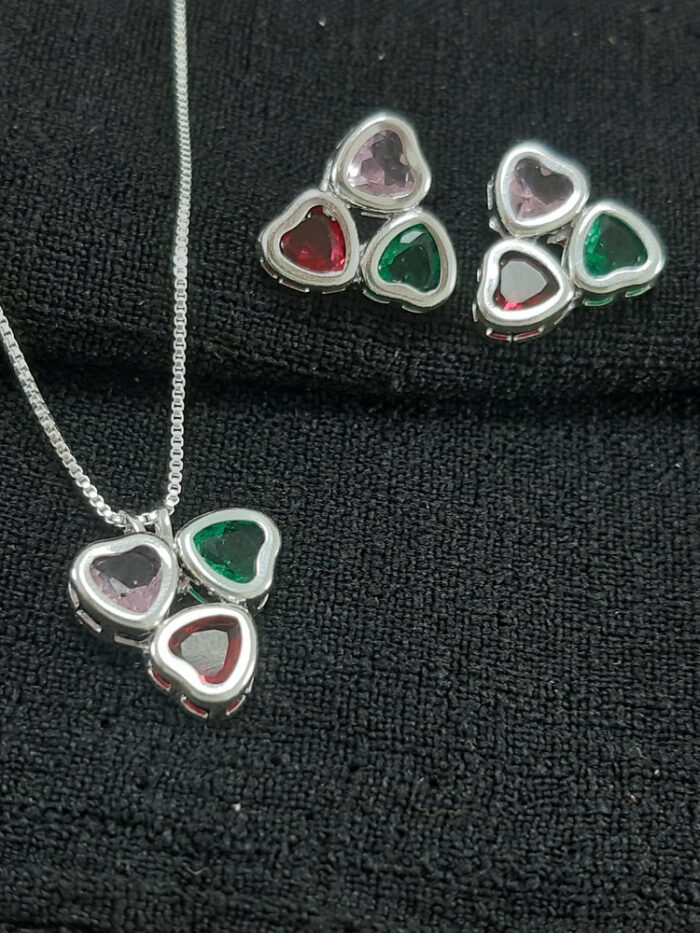 Conjunto formato corações coloridos