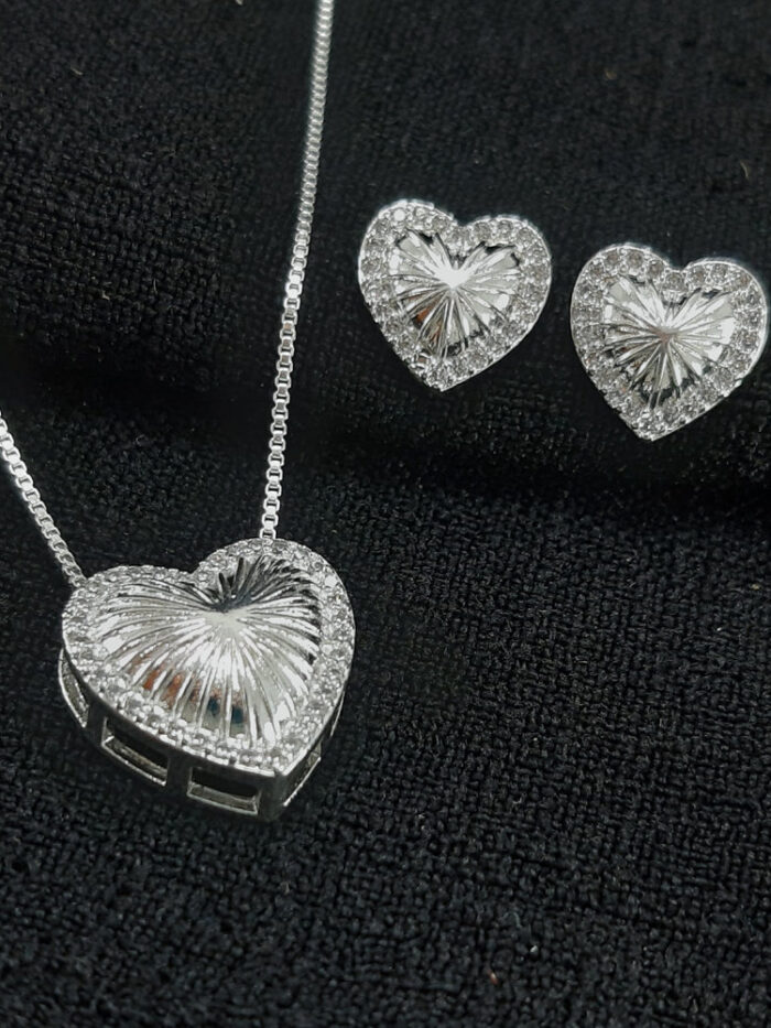 Conjunto coração detalhado com borda cravejada