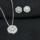 Conjunto flor detalhe cravejado com pedra cristal