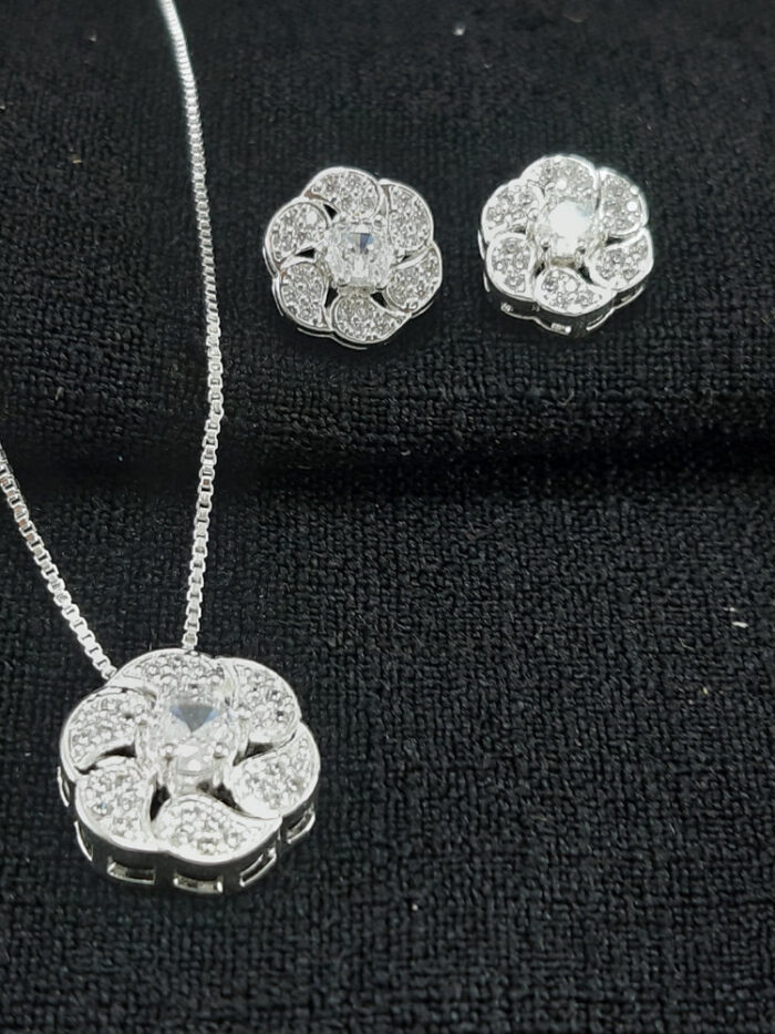 Conjunto flor detalhe cravejado com pedra cristal