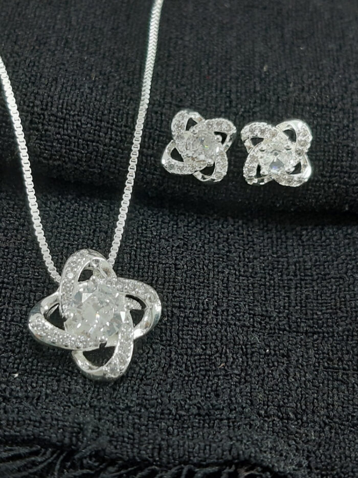 Conjunto fios entrelaçados cravejados com ponto de luz