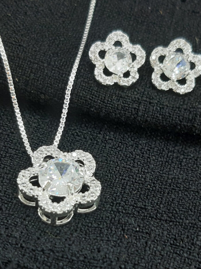 Conjunto flor fio cravejado com ponto de luz