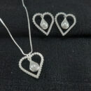 Conjunto coração vazado com fio cravejado e gota pérola