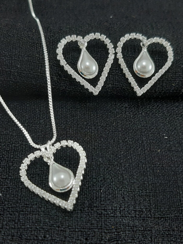 Conjunto coração vazado com fio cravejado e gota pérola