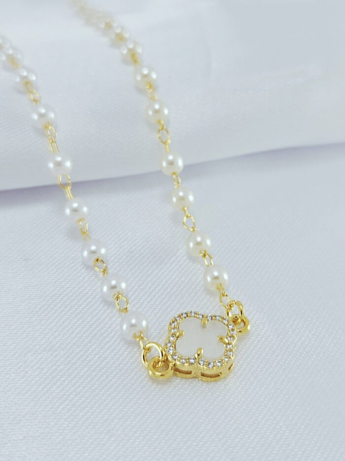 Gargantilha choker pérola com trevo borda cravejada