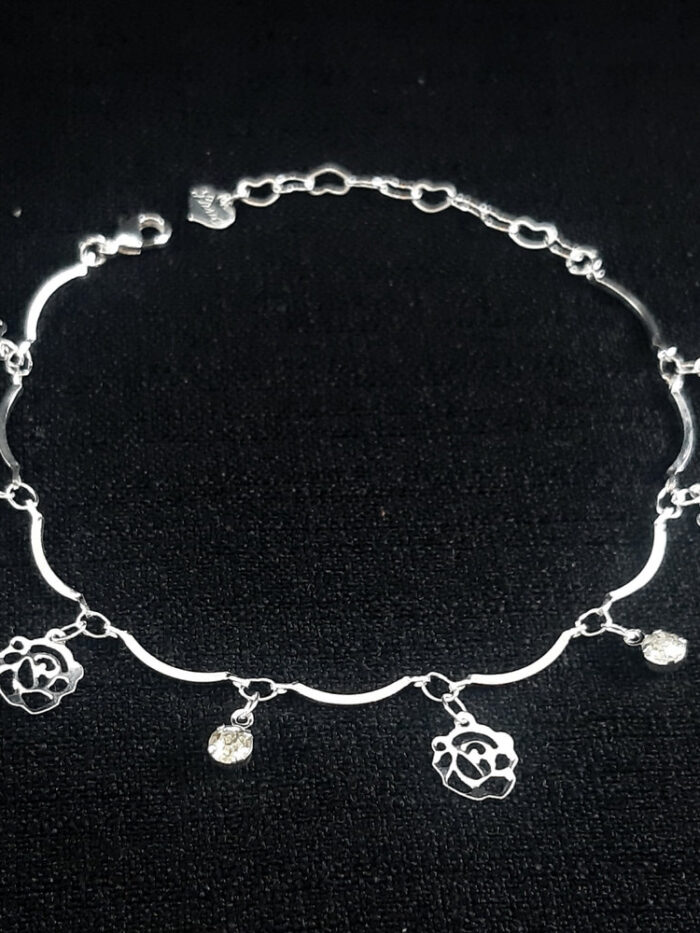 Pulseira modelo caninho detalhe em flor e ponto de luz