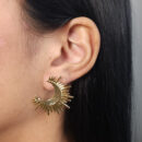 Brinco meia lua detalhada