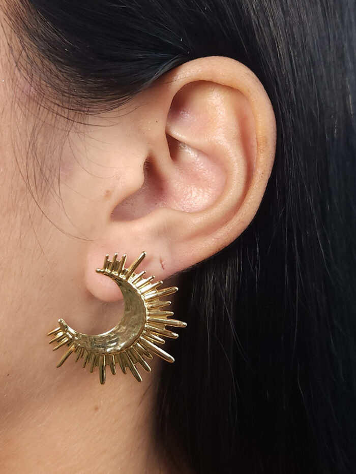 Brinco meia lua detalhada